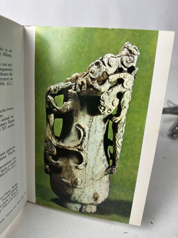 Colección de libros en rojo con temas históricos y artísticos - imagen 6