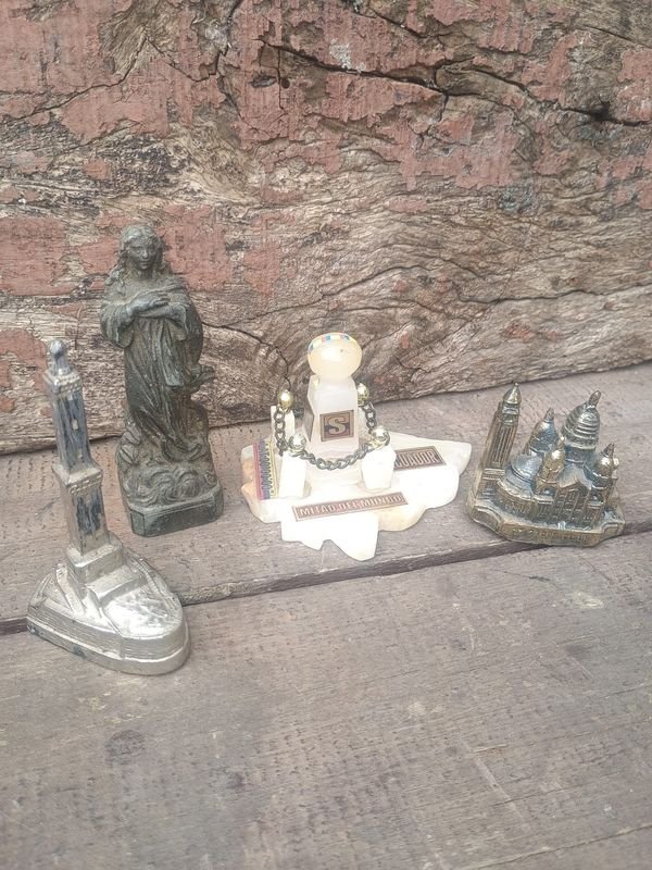 Lote de 4 Adornos Coleccionables: Mitad del Mundo, Basílica Sacré-Cœur, Virgen María y Faro