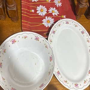 Lote siguiente: Bandejas y Bol Plástico con Flores
