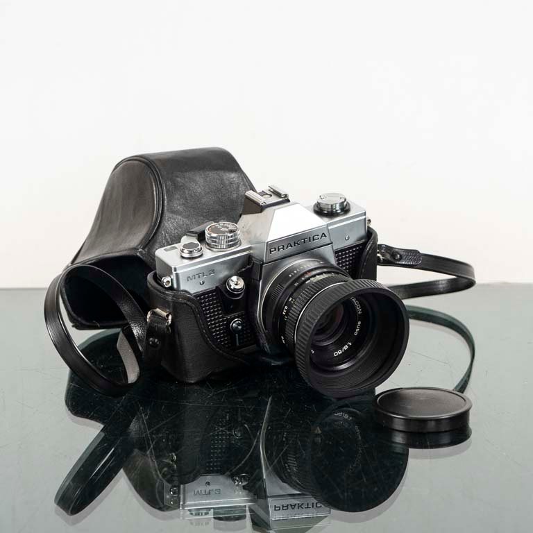 Lote siguiente: Cámara de 35mm reflex Praktica MTL3 con lente y estuche