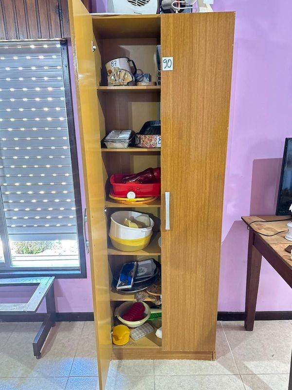 Lote siguiente: Ropero de 2 puertas en buen estado