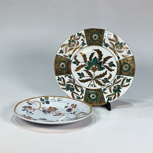 Lote siguiente: Dos Platos Decorativos de Porcelana y Losa con Flores