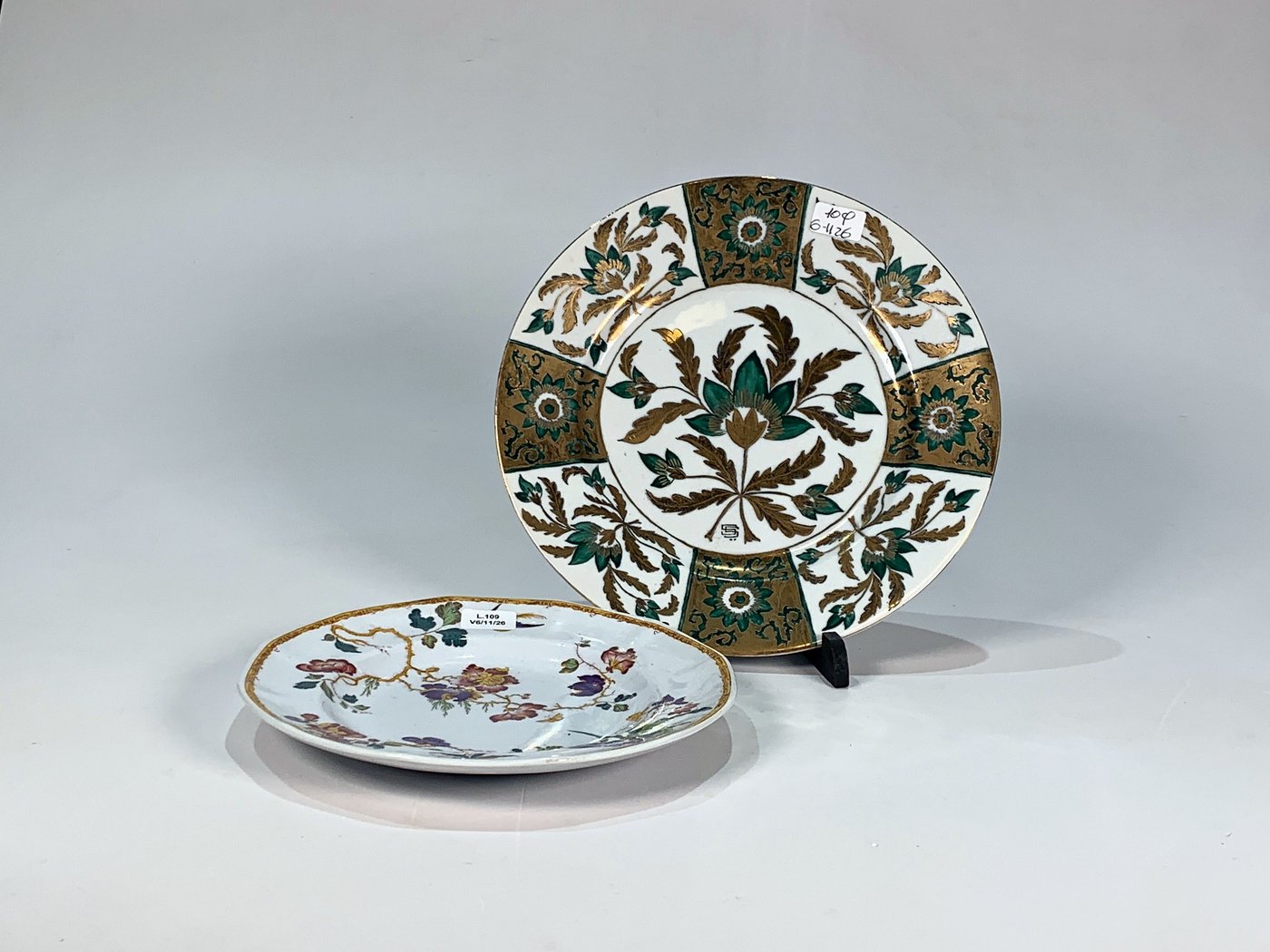 Dos Platos Decorativos de Porcelana y Losa con Flores