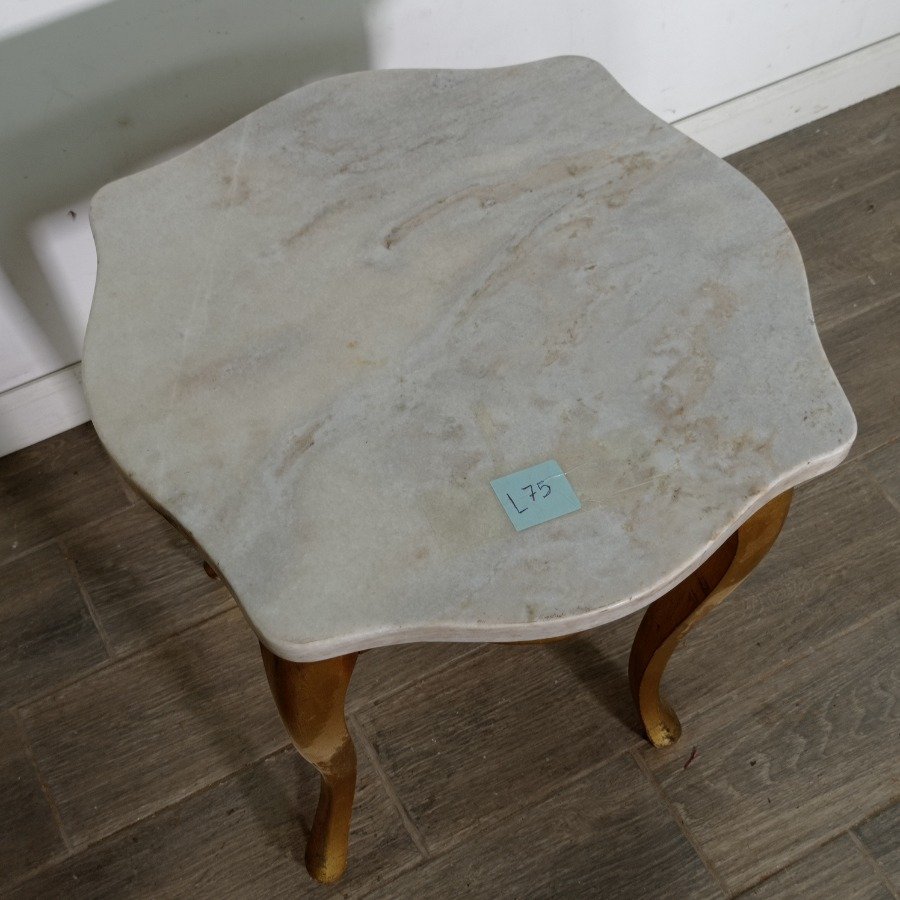 Mesita de sala en pino dorada con tapa de mármol - imagen 3