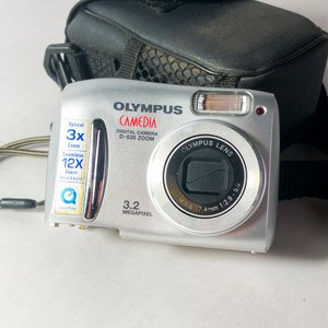 Lote de Electrónica: Teléfonos Varios, Radio JVC y Cámara Olympus con Estuche - imagen 6
