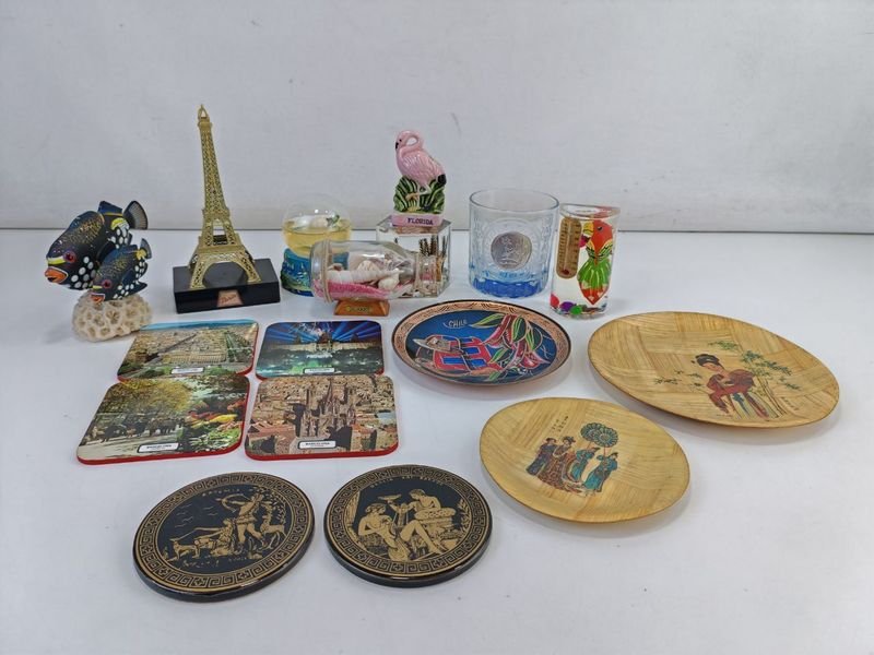 Lote siguiente: Colección de Figuritas y Accesorios Decorativos