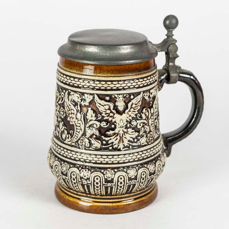 Jarra de cerveza de cerámica con diseño en relieve y tapa de peltre - imagen 2