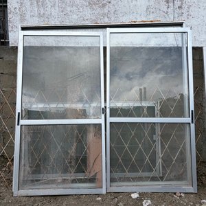 Lote siguiente: Ventana corrediza de aluminio con marco