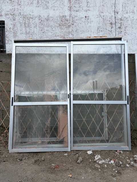 Ventana corrediza de aluminio con marco