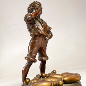 Escultura de Bronce "Niño con Bolos" - Altura 17 cm - imagen 2