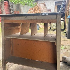 Lote siguiente: Mesa de Trabajo Antigua de Madera con Estantes