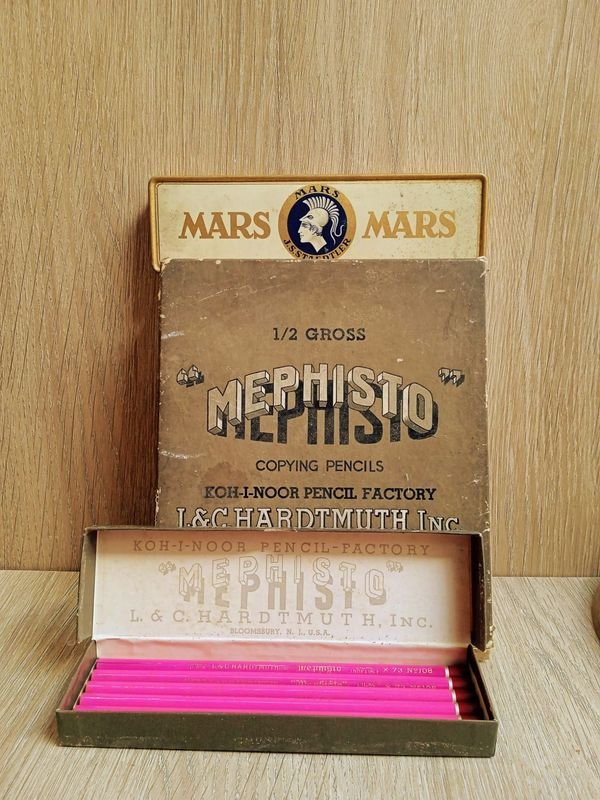 Lote siguiente: Caja con lápices Mephisto y estuche en Metal Lápices MARS