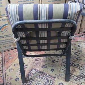 Juego de Jardín: Mesa Rectangular con Tapa de Vidrio y Sillas Apilables con Almohadones Rayados - imagen 9