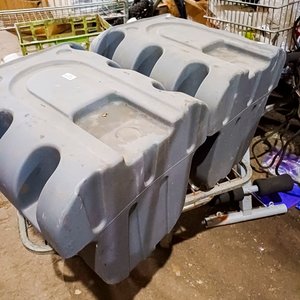 Lote siguiente: 2 Tanques plasticos para agua ( camion )