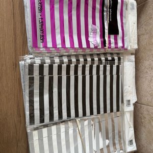 Lote siguiente: 30 Manteles Rayados de Nylon para Fiesta