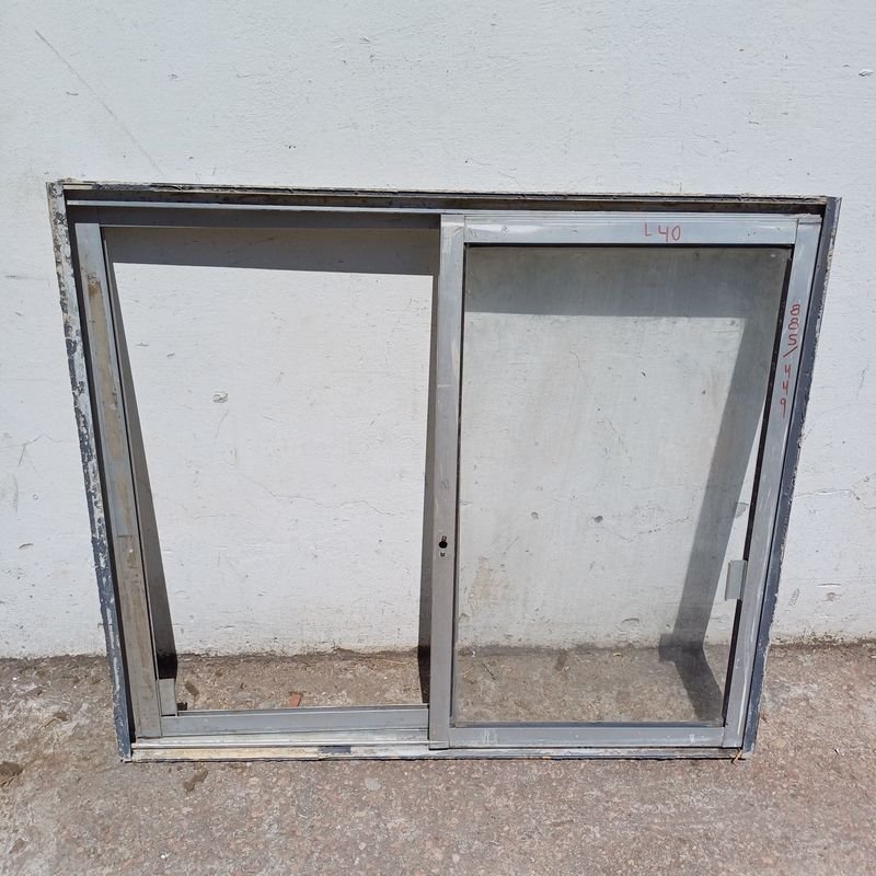 Lote siguiente: Ventana en carpintería de aluminio con dos hojas corredizas
