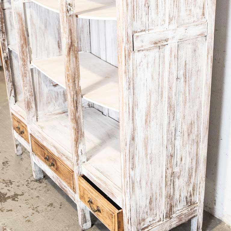 Estante antiguo de madera blanca con detalles en la pátina - imagen 2