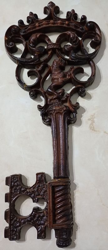 Adorno de pared en madera con León monárquico tallado - imagen 3