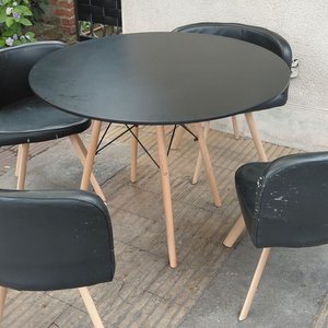 Mesa Redonda Negra con 4 Sillas Estilo Nórdico - imagen 5