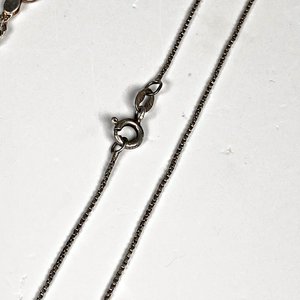 Conjunto de Dos Cadenas de Plata con Dije y Cuentas - imagen 5