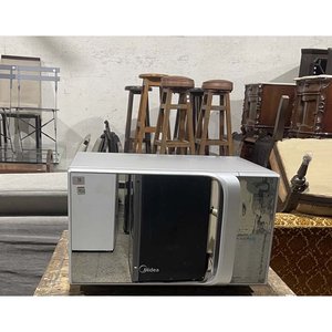 Microondas Midea Plateado con Puerta Negra - imagen 1
