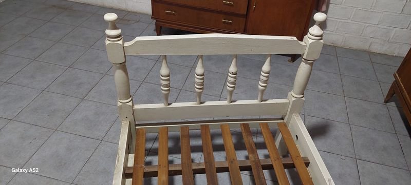 Cama de madera antigua con estructura clásica - imagen 3