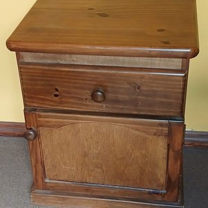 Lote siguiente: Mesa de Luz de Madera con Puerta y Cajón
