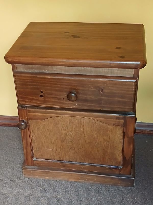 Mesa de Luz de Madera con Puerta y Cajón