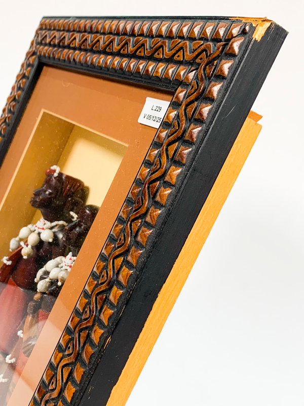 Cuadrito con figuras africanas en vitrina - imagen 3