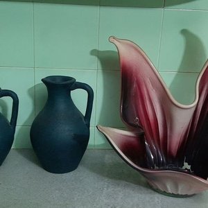 Lote de Vasijas de Barro, Centro de Mesa de Vidrio Rosado y Adornos de Madera - imagen 2