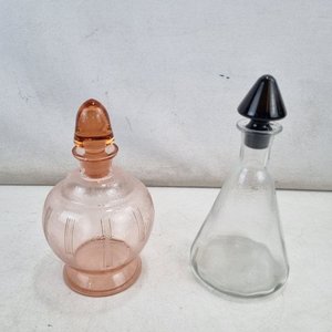 Set de 2 Frascos Decorativos de Vidrio: Salmon Acanalado y Triangular con Tapon Oscuro - imagen 6