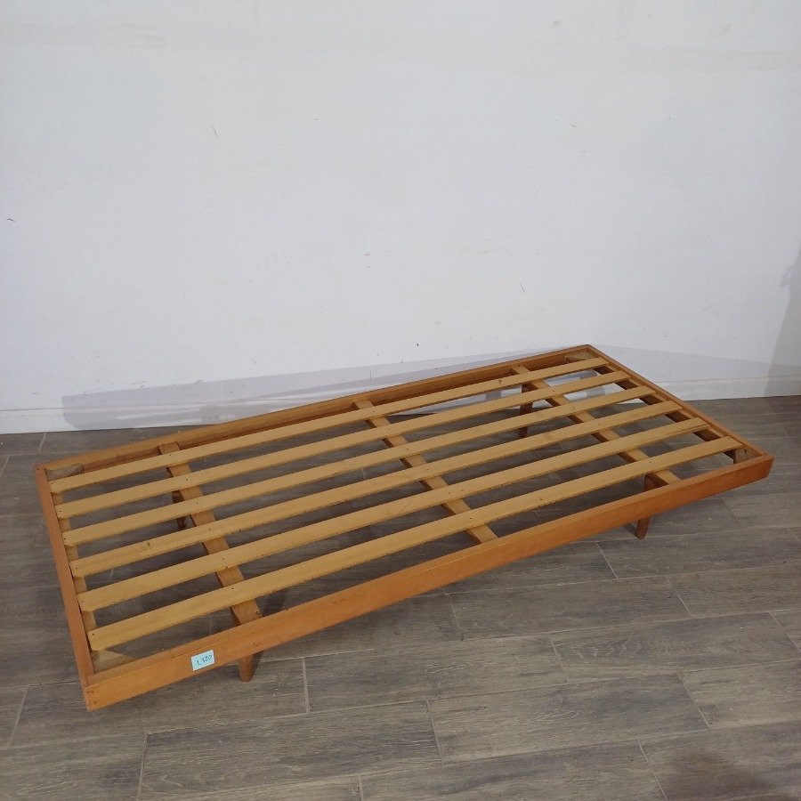 Lote siguiente: Cama turca de 1 plaza en pino, en buen estado