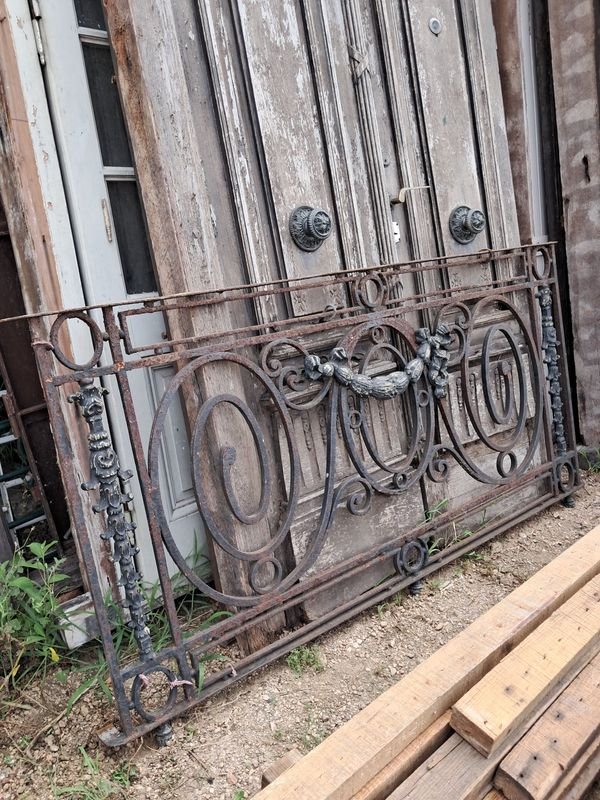 Balcon de hierro forjado antiguo en varillas cuadradas - imagen 2