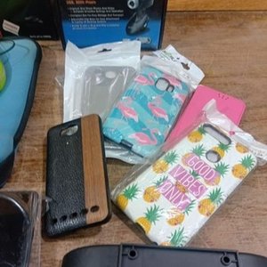 Lote de Accesorios Tecnológicos: Mini Cámara, Bases de Pantalla, Fundas de Celular y Más - imagen 5