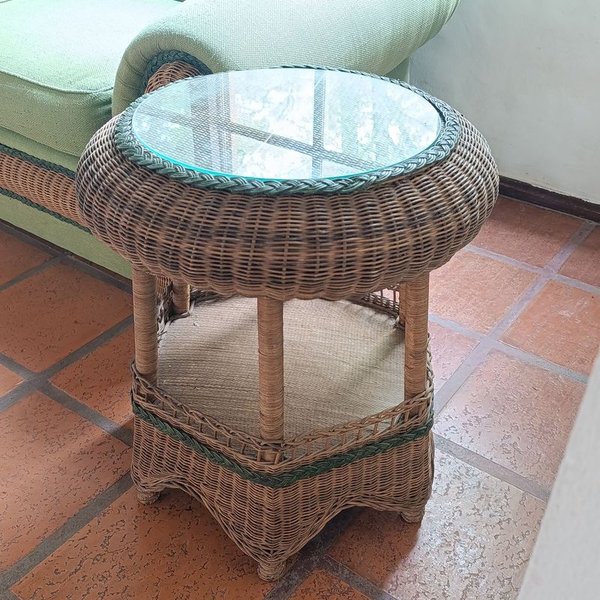 Juego de 2 Mesas Auxiliares de Ratan con Vidrio y Diseño de Dos Niveles