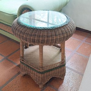 Juego de 2 Mesas Auxiliares de Ratan con Vidrio y Diseño de Dos Niveles - imagen 1