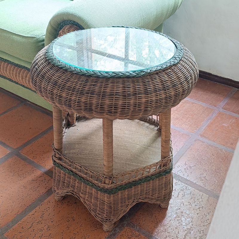 Juego de 2 Mesas Auxiliares de Ratan con Vidrio y Diseño de Dos Niveles