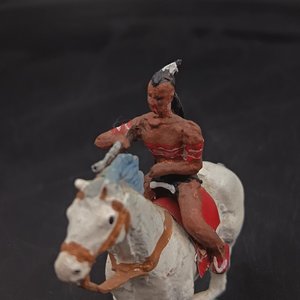 Figura de Indio a Caballo en Posición de Ataque - imagen 5