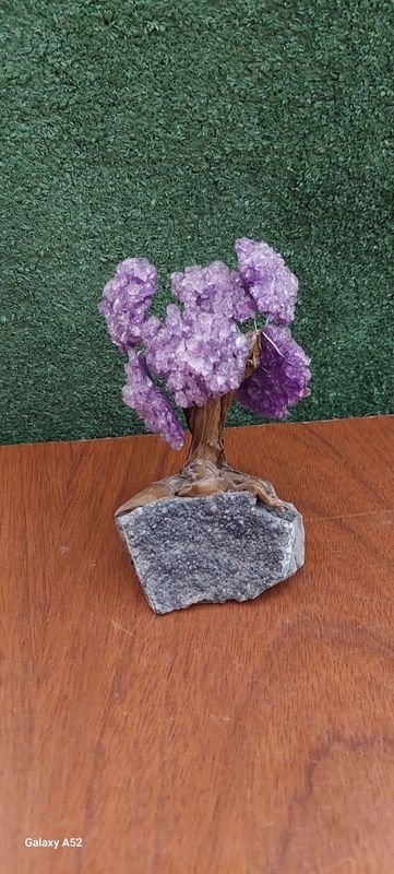 Lote siguiente: Arte de piedra morada: árbol inspirado en la naturaleza