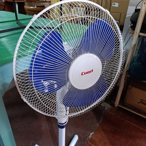 Ventilador de Pie Cuori Blanco y Azul con Base Cruz - imagen 2