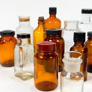 Diecisiete Frascos de Laboratorio de Vidrio: Marrones y Transparentes, con y sin Tapa - imagen 2