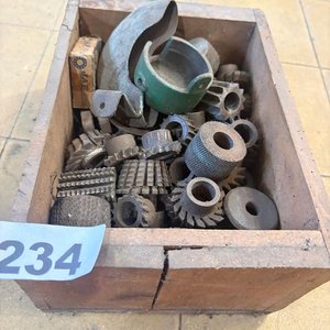 Lote de Fresas y Piezas para Máquina de Zapatería en Cajón de Madera - imagen 1