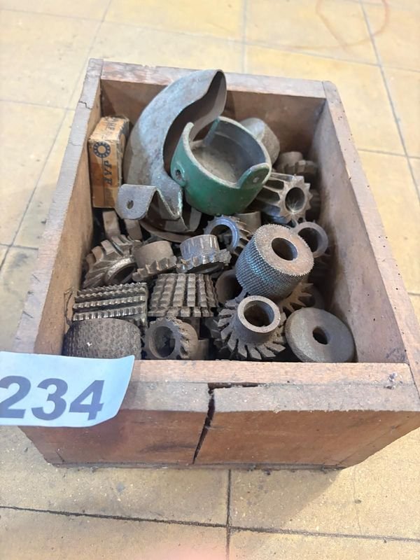 Lote de Fresas y Piezas para Máquina de Zapatería en Cajón de Madera