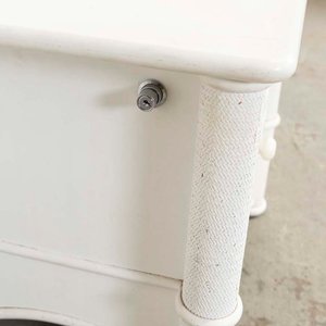 Mesa de Luz Blanca con Dos Cajones y Detalles de Ratan - imagen 2