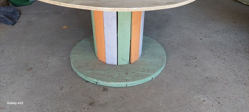 Mesa de carretel en madera con diseño colorido - imagen 3