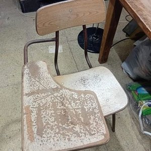 Silla Escolar Antigua con Pizarrón Lateral - imagen 3