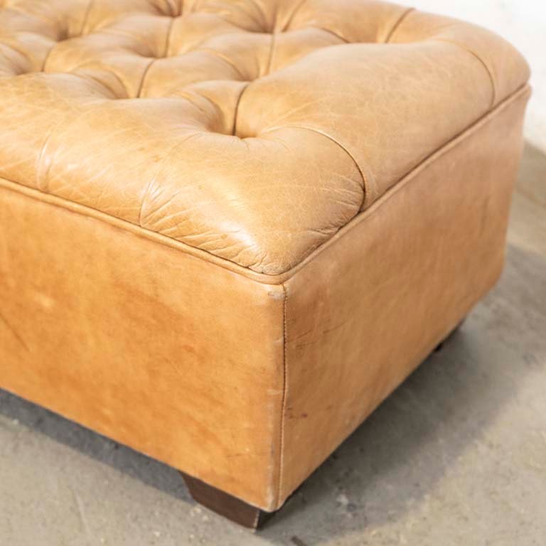 Puff de cuero con asiento capitoneado, cuero descolorido y desgaste - imagen 3