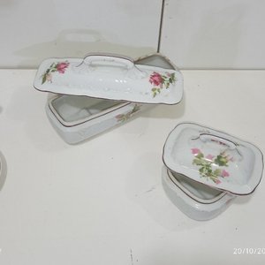 Conjunto de Cerámica con Motivos Florales: Tetera, Lechera, Azucarera y Más - imagen 6