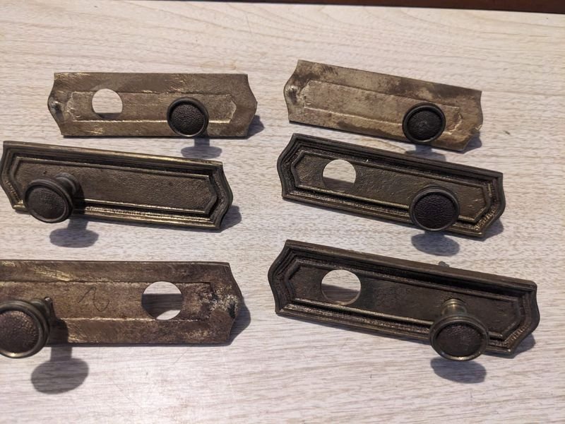 Tiradores en bronce y llantas de metal - imagen 2