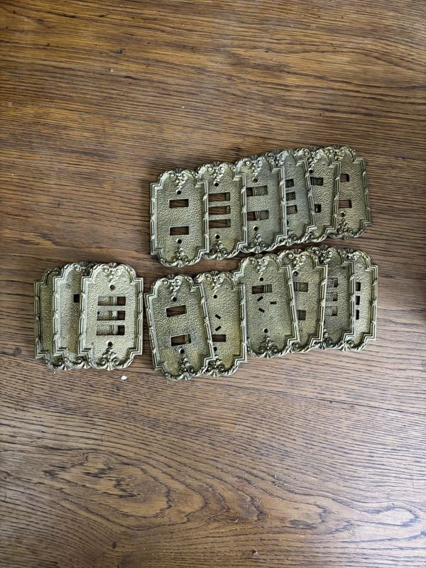 Lote siguiente: 15 Plaquetas de Bronce con Diseño Ornamental